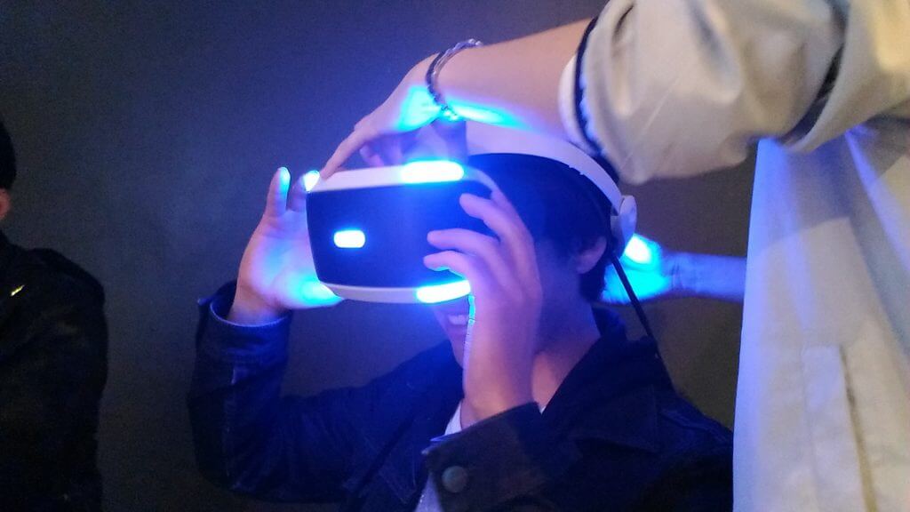 VRヘッドセットをつけている佐藤
